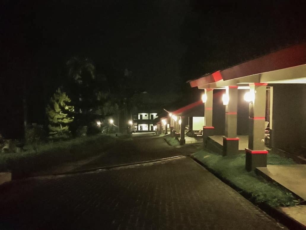 Surya Hotel & Resort บาตูราเดน ภายนอก รูปภาพ