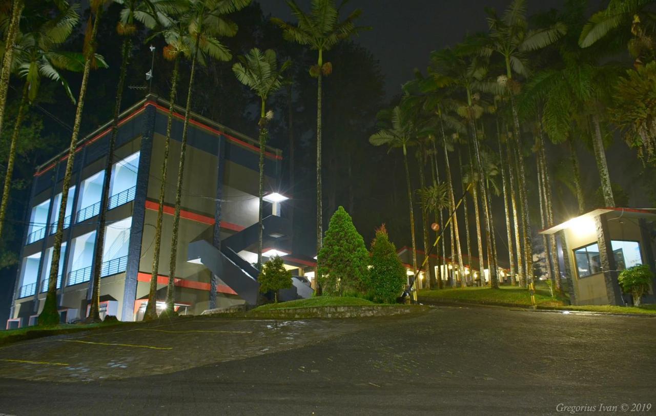 Surya Hotel & Resort บาตูราเดน ภายนอก รูปภาพ