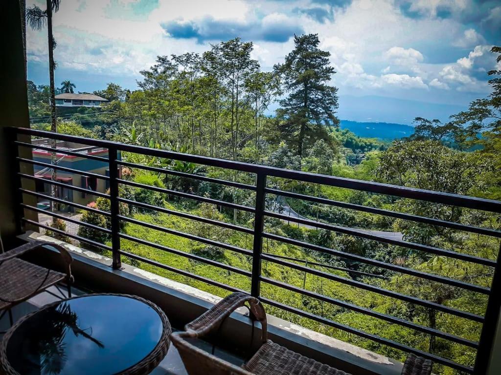 Surya Hotel & Resort บาตูราเดน ภายนอก รูปภาพ