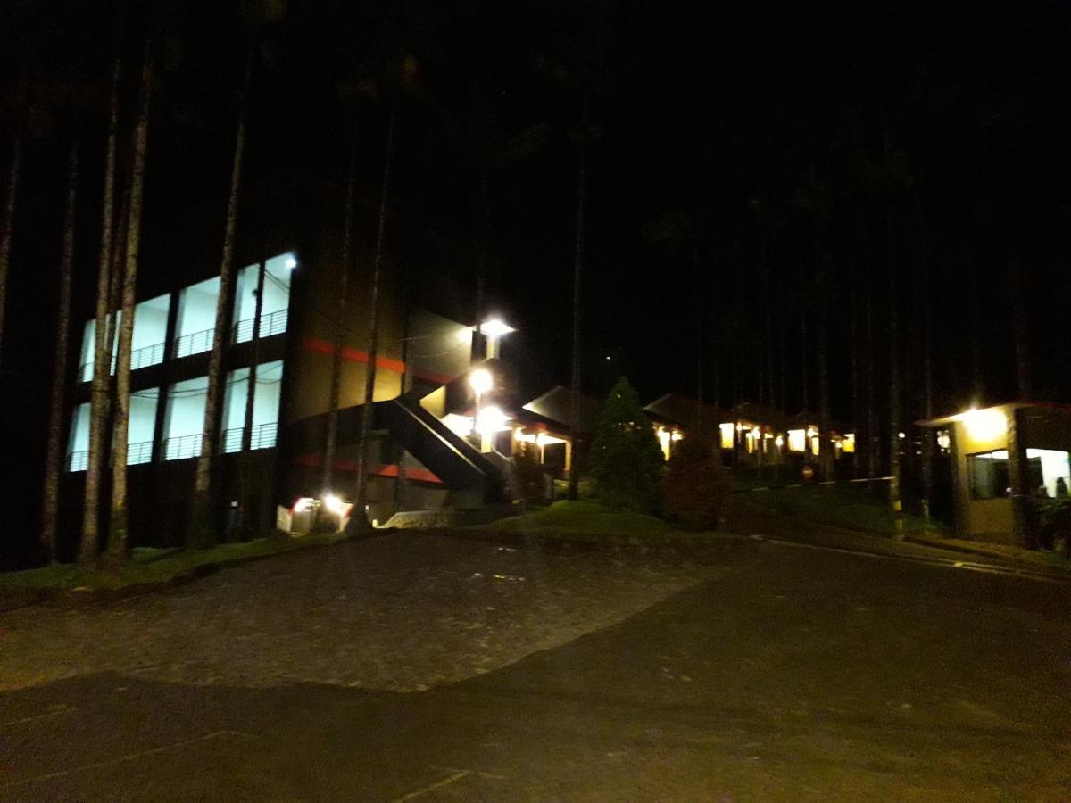 Surya Hotel & Resort บาตูราเดน ภายนอก รูปภาพ